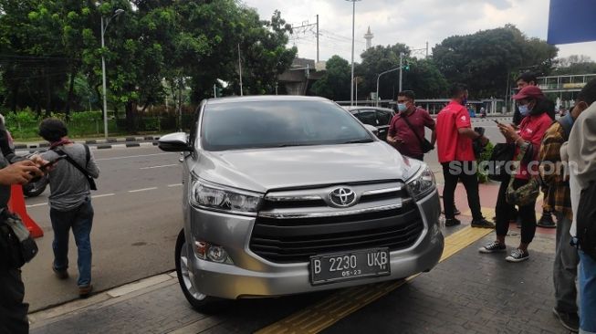 Mobil yang ditumpangi penyidik KPK saat menggeledah kantor Menteri KKP Edhy Prabowo. (Suara.com/Bagaskara)