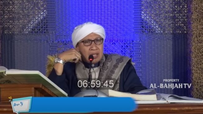 Yahya Zainul Ma'arif atau Buya Yahya [YouTube/AL-Bahjah TV]