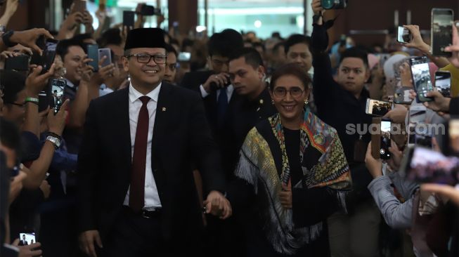 Menteri Kelautan dan Perikanan, Edhy Prabowo (kiri) bersama mantan Menteri Kelautan dan Perikanan, Susi Pudjiastuti (kanan) bersiap menghadiri acara pisah-sambut di Menteri Kelautan dan Perikanan di Ballroom Mina Bahari III Kementerian Kelautan dan Perikanan, Jakarta, Rabu (23/10). (Suara.com/Angga Budhiyanto)
