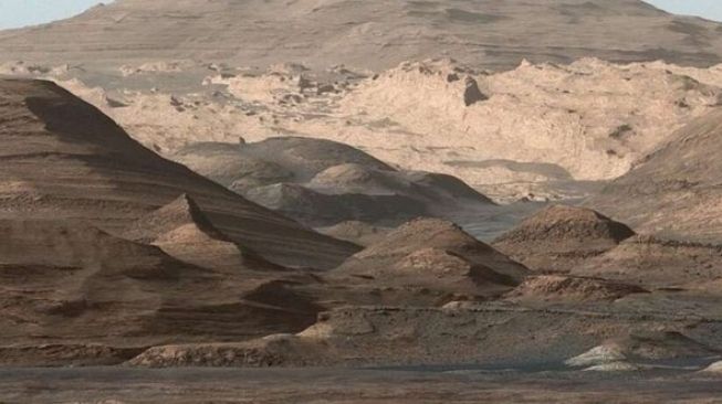 Mount Sharp, puncak dari Pegunungan Sentral di Kawah Gale, Planet Mars. Diduga terbentuk karena asteroid dan banjir besar [NASA/JPL-CALLTECH/MSSS via IFL Science].