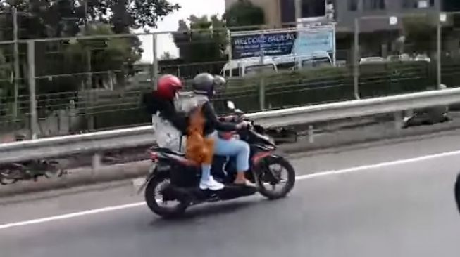 Viral Aksi Emak-emak Naik Motor Nyasar Di Jalan Tol, Warganet Malah Curhat