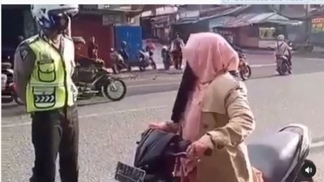 Cara emak-emak menghindari razia polisi dengan mengucapkan kalimat takbir (Instagram)