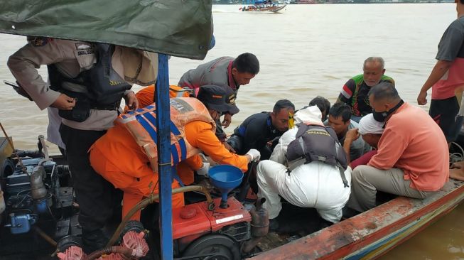 Kapal Tugboat Tenggelam di Sungai Musi, 3 ABK Selamat Tapi Nahkoda Tewas