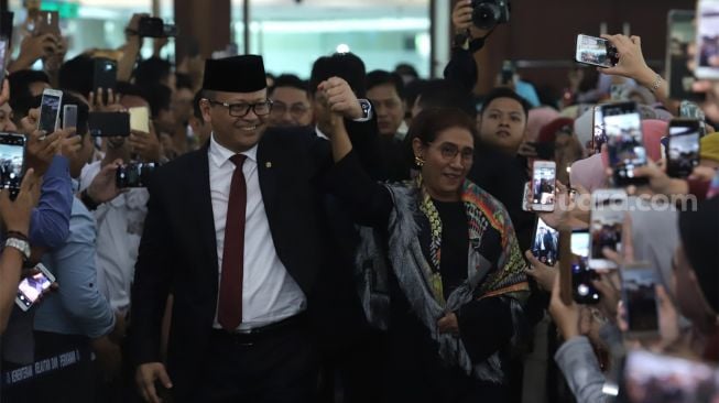 Menteri Kelautan dan Perikanan, Edhy Prabowo (kiri) bersama mantan Menteri Kelautan dan Perikanan, Susi Pudjiastuti (kanan) bersiap menghadiri acara pisah-sambut di Menteri Kelautan dan Perikanan di Ballroom Mina Bahari III Kementerian Kelautan dan Perikanan, Jakarta, Rabu (23/10). (Suara.com/Angga Budhiyanto)