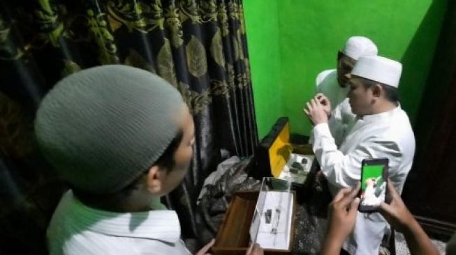 Ahmad Mutawali Al Maki, warga Pandeglang simpan darah Nabi Muhammad di rumahnya. (Bantennews)