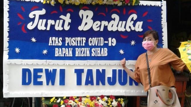 Dewi Tanjung Kirim Karangan Bunga Turut Berduka Untuk Habib Rizieq Suara Riau