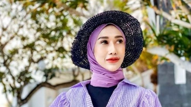 Sosok Dokter Reza Gladys, Hijaber yang Viral Dikira Pakai Baju Umbar Aurat