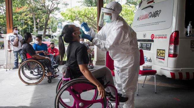 Petugas medis melakukan tes usap atau swab test kepada atlet, pelatih dan tenaga pendukung Pemusatan Latihan Nasional (Pelatnas) National Paralympic Committee (NPC) di Solo, Jawa Tengah, Rabu (25/11/2020). [ANTARA FOTO/Mohammad Ayudha]