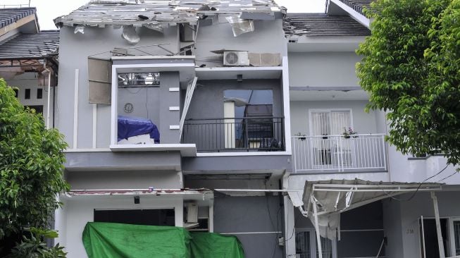 Kondisi bangunan rumah yang rusak usai ledakan gas elpiji 12 kg di perumahan Kemang Pratama, Bekasi, Jawa Barat, Rabu (25/11/2020). [ANTARA FOTO]