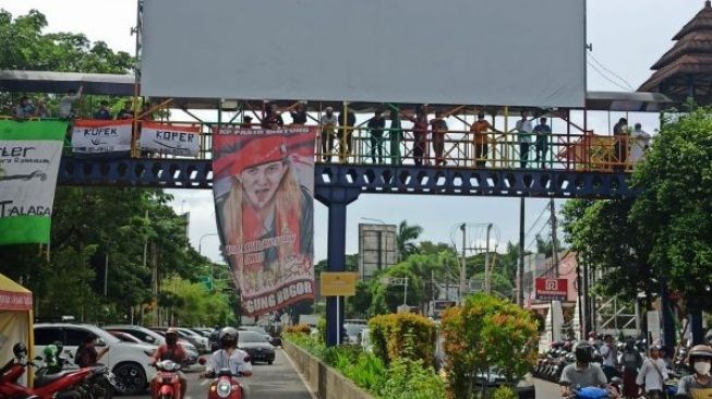 Spanduk Habib Bahar Smith Berkibar di JPO Mall Serang