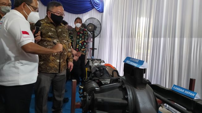 Menristek dan Kepala Badan Riset Inovasi Nasional R.I, Bambang Brodjonegoro meninjau PT MAB di Kudus (Suara.com/Dafi Yusuf) 