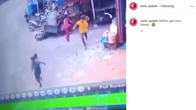 Viral Video Rombongan ABG Tabrak Warung. (Instagram/nenk_update)