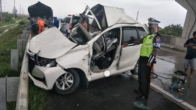 Kondisi Toyota Avanza yang menabrak truk parkir di bahu jalan (Facebook)