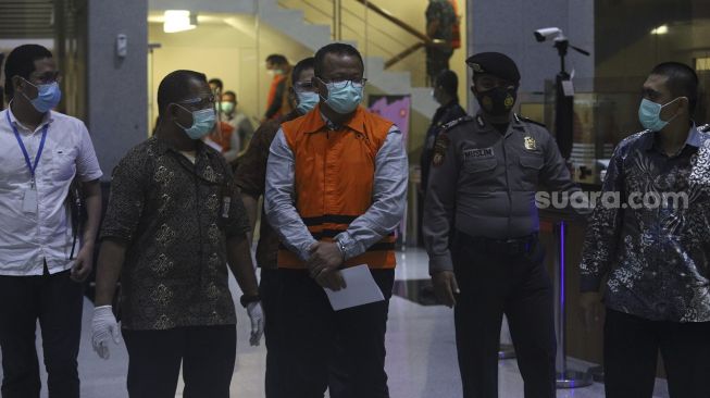 Menteri Kelautan dan Perikanan Edhy Prabowo mengenakan baju tahanan seusai diperiksa di Gedung KPK, Jakarta, Rabu (25/11/2020). [Suara.com/Angga Budhiyanto]