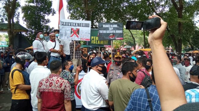 Massa Demo di DPRD Sumut Tolak Kedatangan Rizieq di Medan