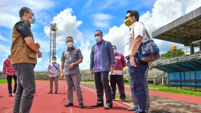 Menteri Pemuda dan Olahraga (Menpora) Zainudin Amali saat meninjau Stadion Utama Gelanggang Olahraga Mataram, Selasa (24/11/2020). [Dok. Kemenpora]