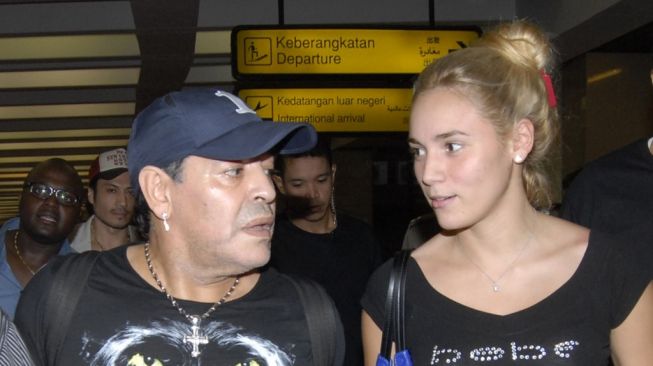 Diego Maradona dan mantan kekasihnya Rocio Olivia (BIMA SAKTI / AFP)
