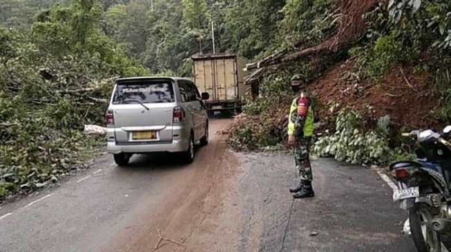 Jalan Lintas Sumatera Bukittinggi-Medan Longsor, Sempat Terjadi Kemacetan