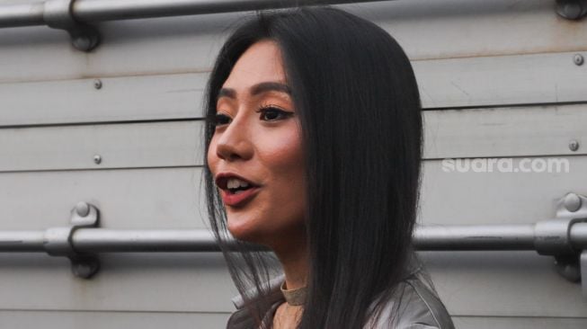 Selebgram Berlliana Lovell saat ditemui awak media di Kawasan Tendean, Jakarta Selatan, Kamis (26/11). [Suara.com/Alfian Winanto]