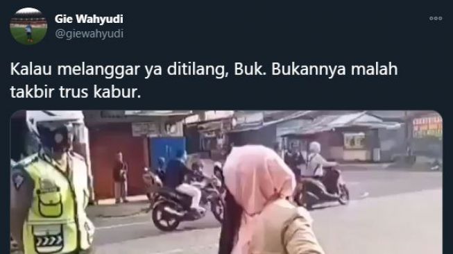 Viral emak-emak ditilang polisi. (Twitter/@giewahyudi)