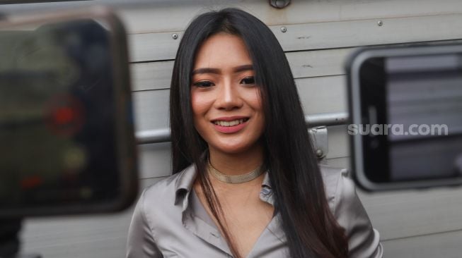 Senyum Selebgram Berlliana Lovell saat ditemui awak media di Kawasan Tendean, Jakarta Selatan, Kamis (26/11). [Suara.com/Alfian Winanto]