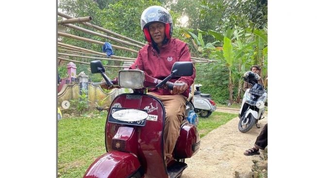 Bapak tua pengendara Vespa tak layak pakai akhirnya mendapatkan motor baru (Instagram)