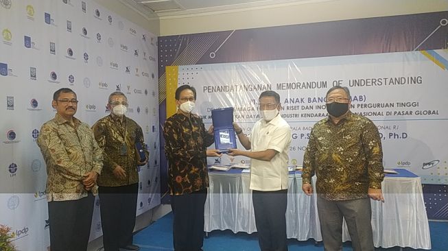 Kepala Staf Kepresidenan RI, Moeldoko dan Menristek dan Kepala Badan Riset Inovasi Nasional R.I, Bambang Brodjonegoro menyerahkan nota kesepahaman dengan PT MAB di Kudus, Kamis (26/11/2020). (Suara.com/Dafi Yusuf) 