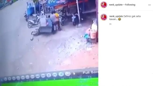 Viral Video Rombongan ABG Tabrak Warung. (Instagram/nenk_update)