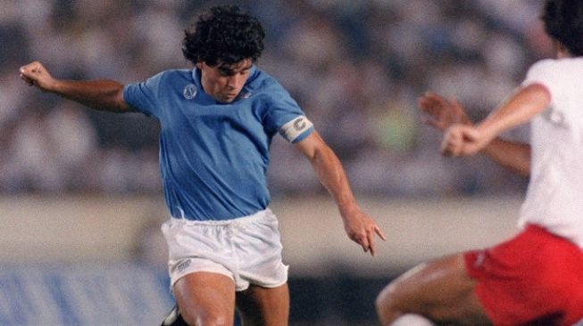 Diego Maradona kala memperkuat Napoli pada 1988 silam. [BON ISHIKAWA / AFP]