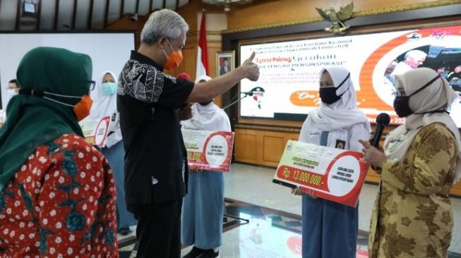 Ganjar Beri Penghargaan pada Siswa dan Guru Berprestasi