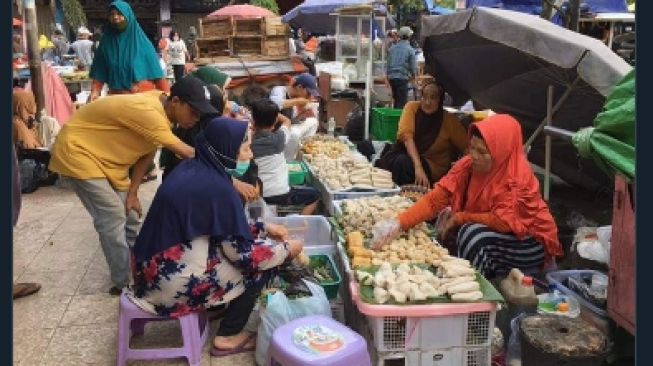 Merantau di Pulau Jawa, Gadis Ini Kaget Lihat Cara Orang Makan Pempek. (Twitter/@fauziachang)