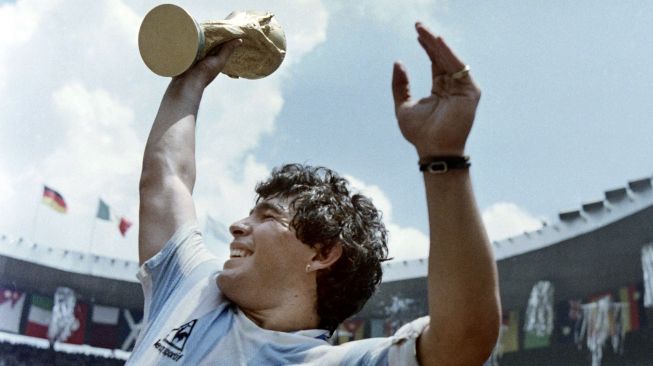 Dalam foto file ini diambil pada tanggal 29 Juni 1986 kapten tim bintang sepak bola Argentina Diego Maradona mengangkat Piala Dunia yang dimenangkan oleh timnya setelah kemenangan 3-2 atas Jerman Barat di stadion Azteca di Mexico City.  [STAF / AFP]