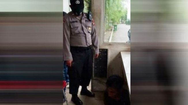 Seorang maling yang belum diketahui identitasnya bonyok dihajar warga di Jalan Duyung, Sei Jodoh, Batam [Batamnews/Reza].