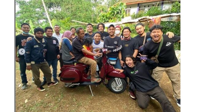 Komunitas Mabscoot memberikam motor kepada pengendara Vespa yang tak layak pakai (Instagram)