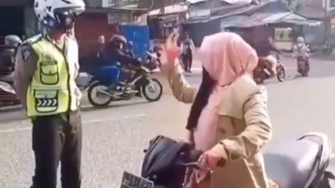 Viral Video Emak-emak Disetop Polisi, Teriak Takbir Lalu Tancap Gas