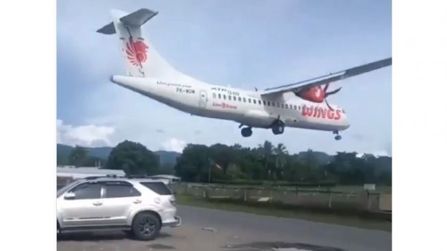 Pesawat terbang rendah tepat di atas Toyota Fortuner (Instagram)