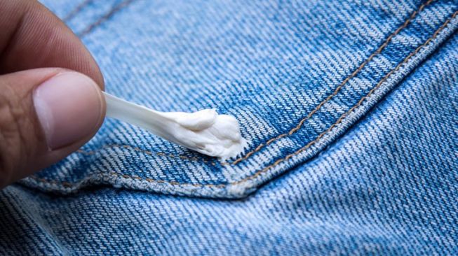 Chewing Gum on Your Clothes? Get It Off with These Tricks