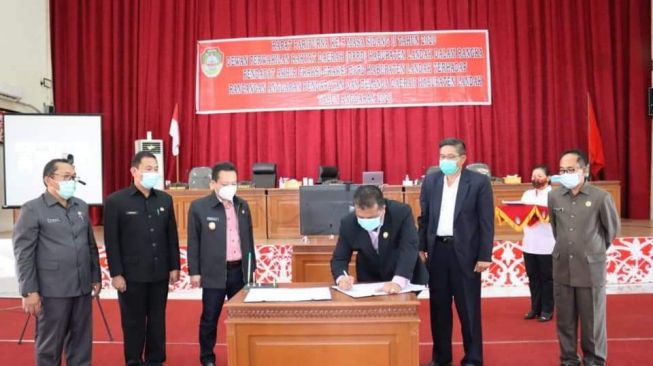 Tok! APBD Tahun Anggaran 2021 Disahkan DPRD Landak