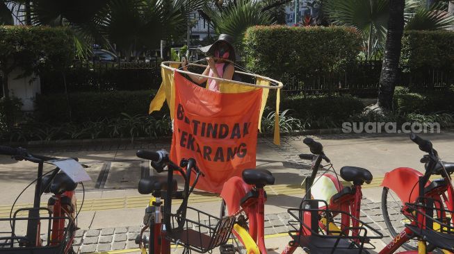 Peserta aksi Asia Climate Rally menggelar aksi unjuk rasa di depan Balai Kota Jakarta, Jumat (27/11/2020). [Suara.com/Angga Budhiyanto]