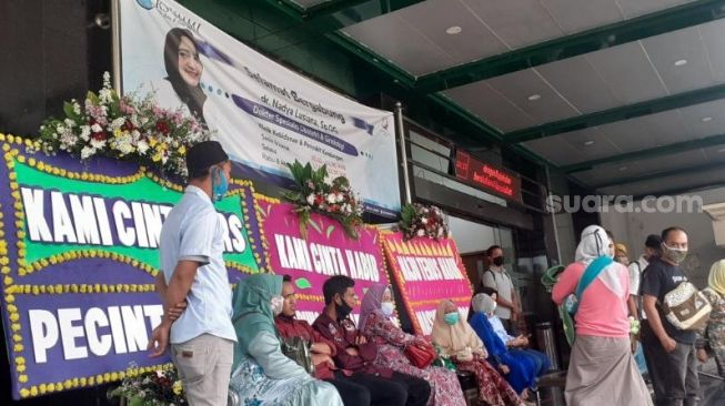 Karangan bunga doa untuk Habib Rizieq Shihab berjejer di RS Ummi Bogor, Jawa Barat, Jumat (27/11/2020). [Suara.com/Andi Ahmad Sulaendi]