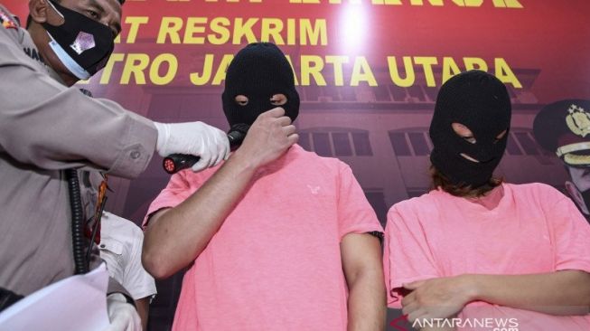 Polisi saat merilis kasus prostitusi artis ST dan SH di sebuah hotel di Jakarta Utara. (Antara)