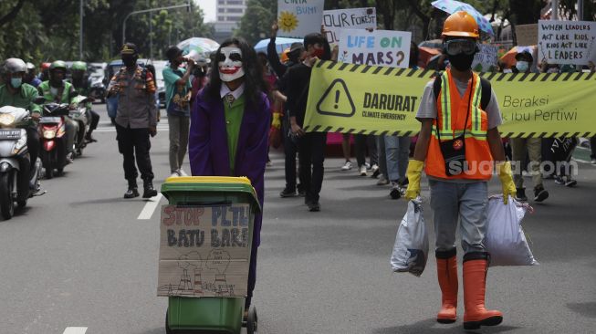 Peserta aksi Asia Climate Rally menggelar aksi unjuk rasa di depan Balai Kota Jakarta, Jumat (27/11/2020). [Suara.com/Angga Budhiyanto]