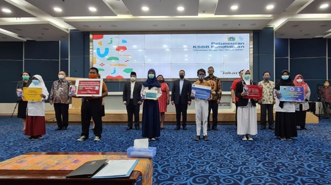 Penyerahan bantuan dan peluncuran program KSBB Pendidikan di Ruang Pola Bappeda, Balai Kota DKI Jakarta, Kamis (26/11/2020). [Ist]