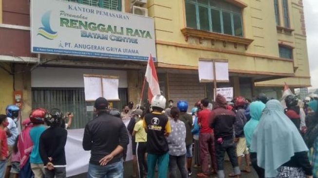 Unjuk rasa warga Perumahan Cipta Asri III. (Foto: Reza/Batamnews)