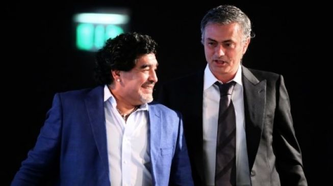 Legenda sepak bola Argentina Diego Maradona (kiri) dan Jose Mourinho saat masih melatih Real Madrid . AFP PHOTO/MARWAN NAAMANI