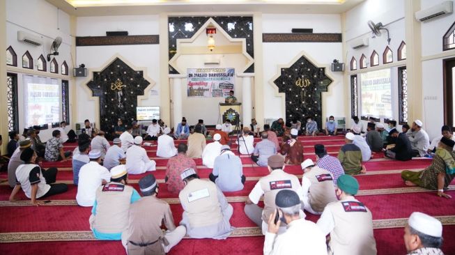 Wakil Gubernur Sulsel Andi Sudirman Sulaiman meresmikan perpustakaan digital Masjid Darussalam Borong Jambu, Manggala, Kota Makassar, Jumat (27/11/2020) / [Foto: Humas Pemprov Sulsel]