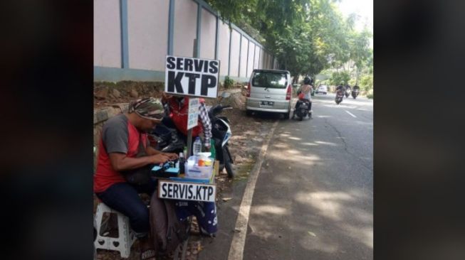 Jasa servis KTP. (Facebook/Paman Phetrick)