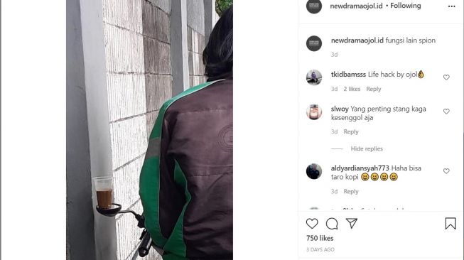 Cara ojol memanfaatkan kaca spion pada motor (Instagram)