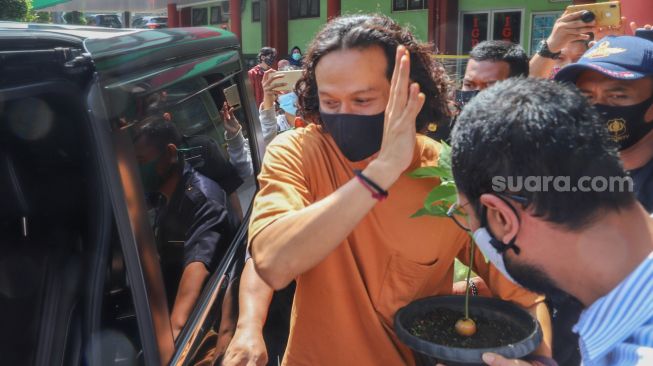 Aktor Dwi Sasono berjalab menuju mobilnya setelah dirinya bebas dari RSKO usai menjalani masa rehabilitasi selama hampir 6 bulan lamanya akibat kasus narkoba yang menjeratnya di RSKO Cibubur, Jakarta Timur, Jumat (27/11). [Suara.com/Alfian Winanto]