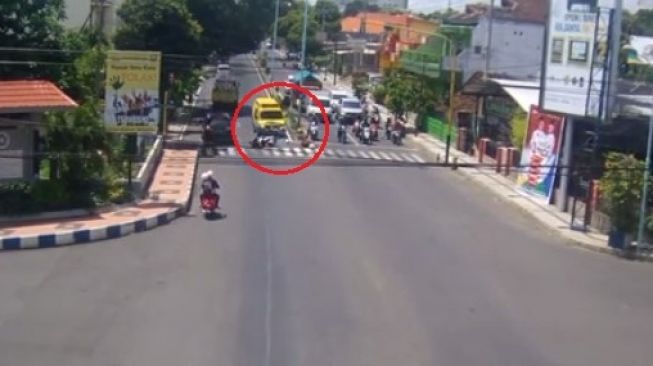 Adu Banteng Ambulans vs Pemotor di Persimpangan, Siapa yang Salah?